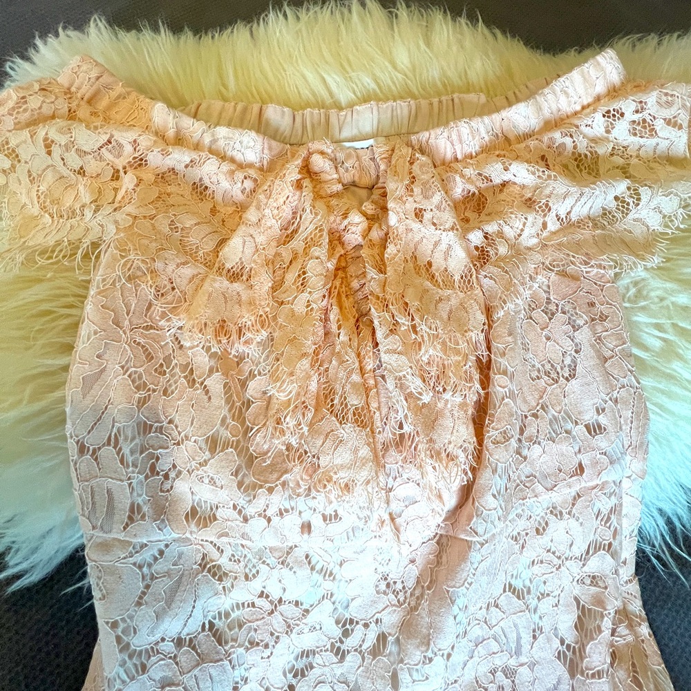 This is a stunning, lace short dress perfect for prom. Great quality!